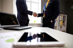 an employee shaking hands with an employer after signing an agreement under Virginia non-compete laws 