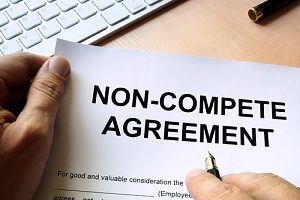 an employee non compete agreement being signed by a new employee of a company to protect the employer