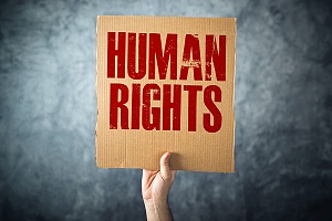 main tenant un panneau indiquant les droits de l'homme