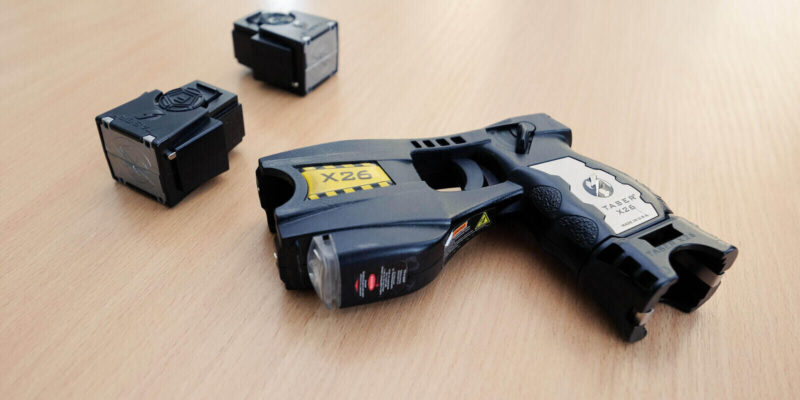 police issued taser x26 stun gun and two cartridges